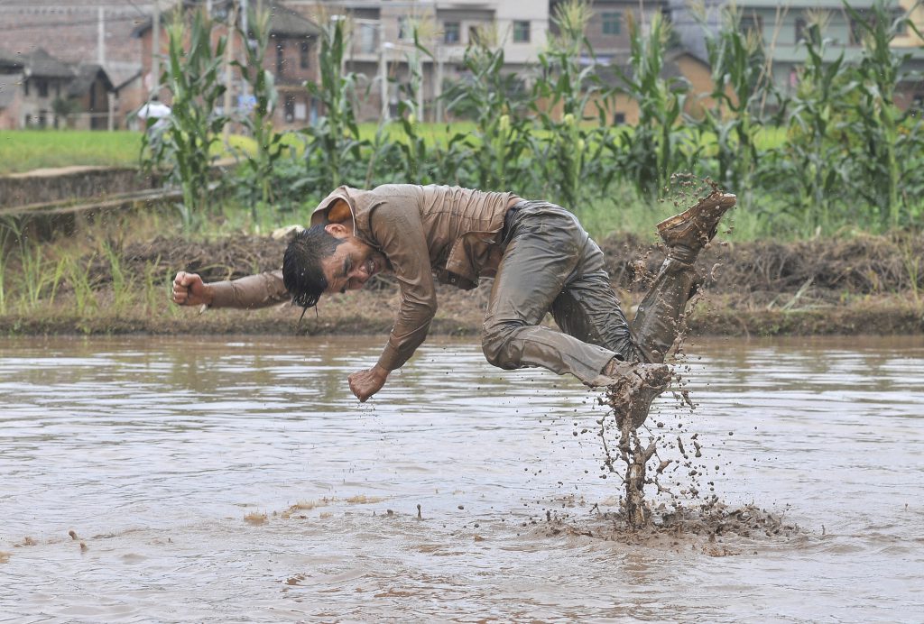 Li Binyuan, Freedom Farming, 2014. Video Still.